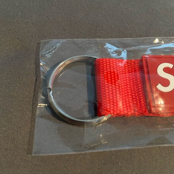 *NWT* Supreme SS23 Webbing Logo Keychain (Red) - Picture 3 of 6